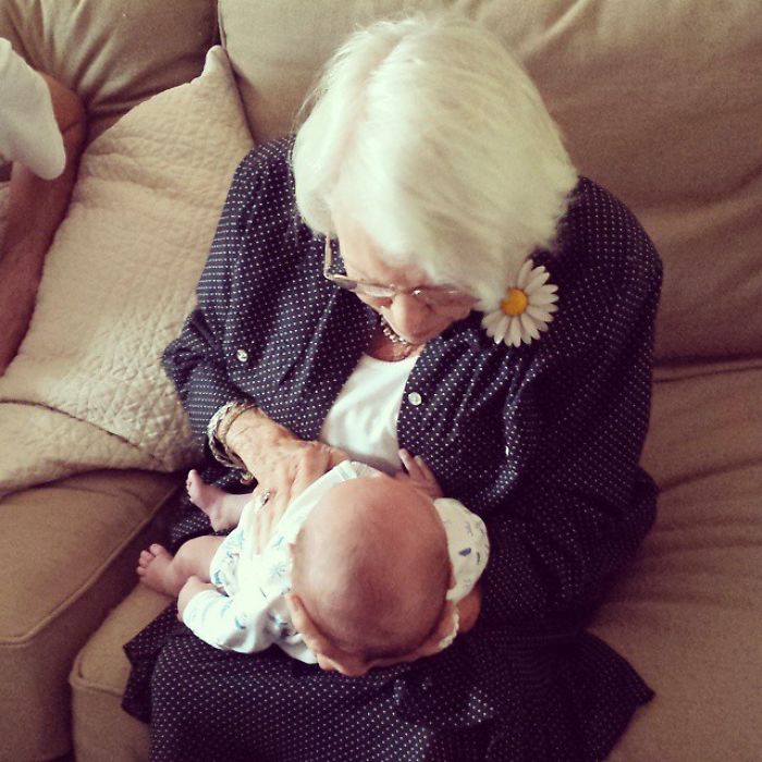 124 Photos Of Grandparents Meeting Their Grandchildren That Will Make You Weak In The Knees