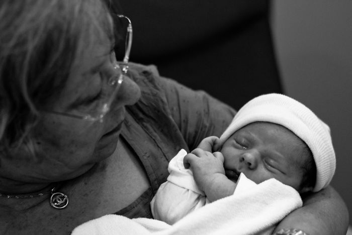 124 Photos Of Grandparents Meeting Their Grandchildren That Will Make You Weak In The Knees