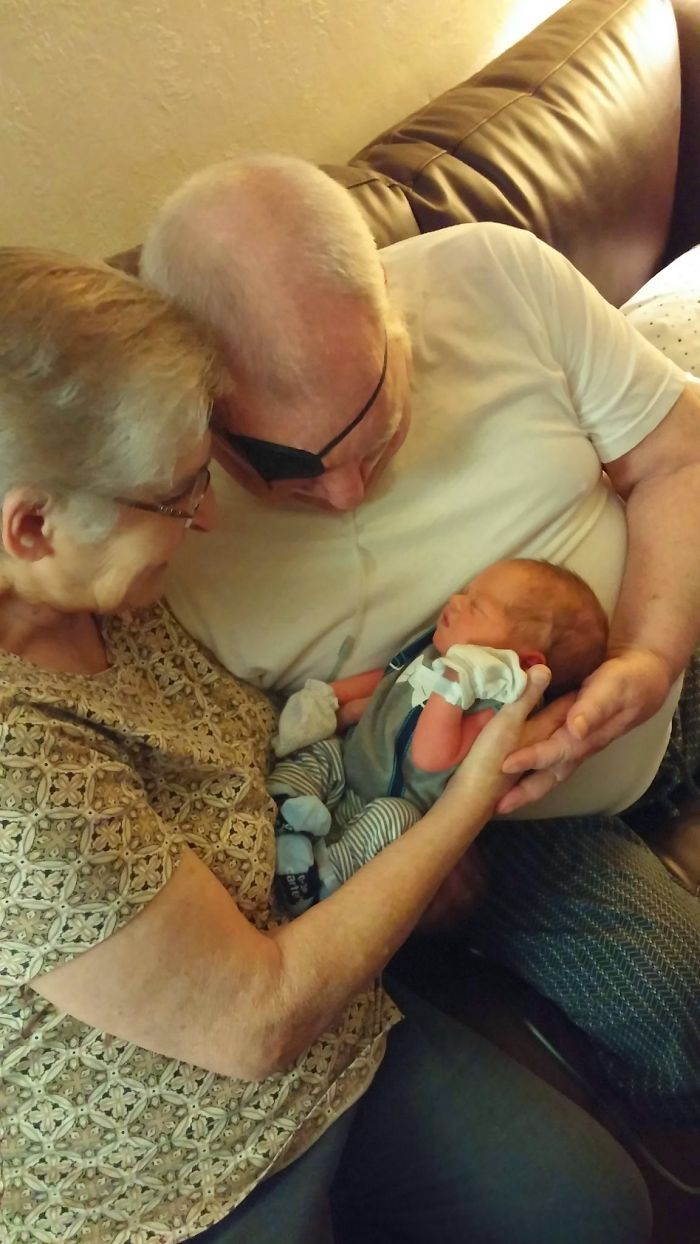 124 Photos Of Grandparents Meeting Their Grandchildren That Will Make You Weak In The Knees