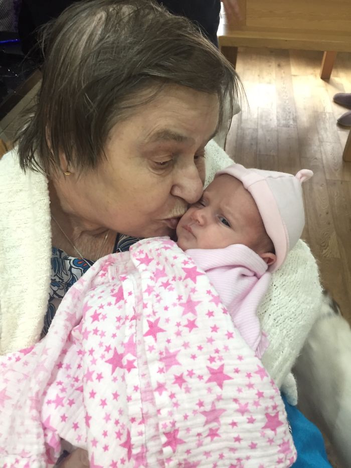 124 Photos Of Grandparents Meeting Their Grandchildren That Will Make You Weak In The Knees