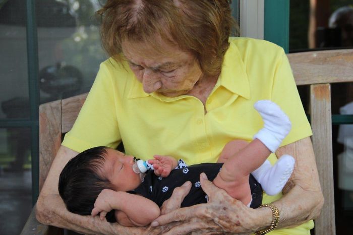 124 Photos Of Grandparents Meeting Their Grandchildren That Will Make You Weak In The Knees