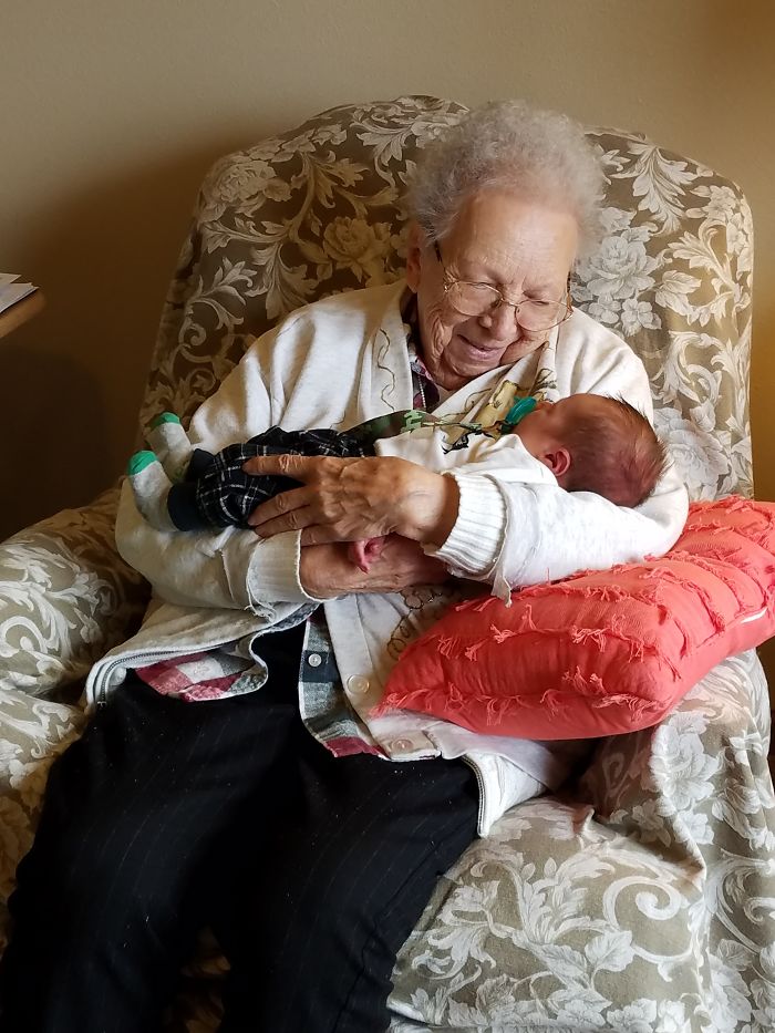 124 Photos Of Grandparents Meeting Their Grandchildren That Will Make You Weak In The Knees