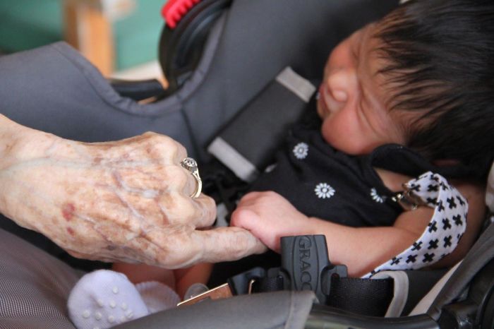 124 Photos Of Grandparents Meeting Their Grandchildren That Will Make You Weak In The Knees