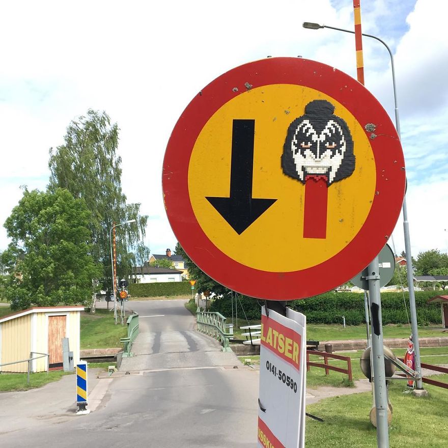 Someone Is ‘Vandalising’ Streets With Pixel Art, And The Result Is Awesome