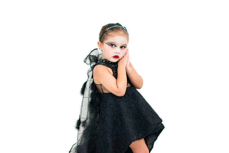 These Adorable Sisters Take Halloween To The Next Level These Adorable Sisters Take Halloween To The Next Level