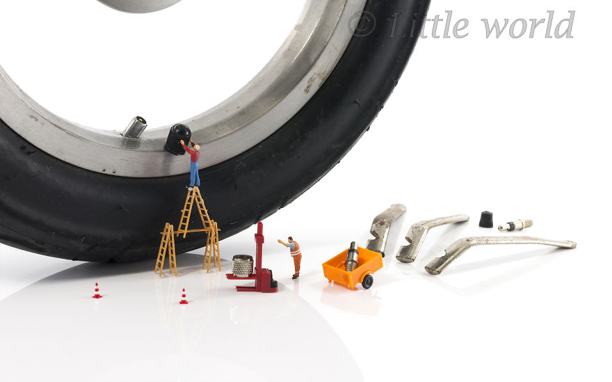 I Capture Everyday Lives Of Miniature People