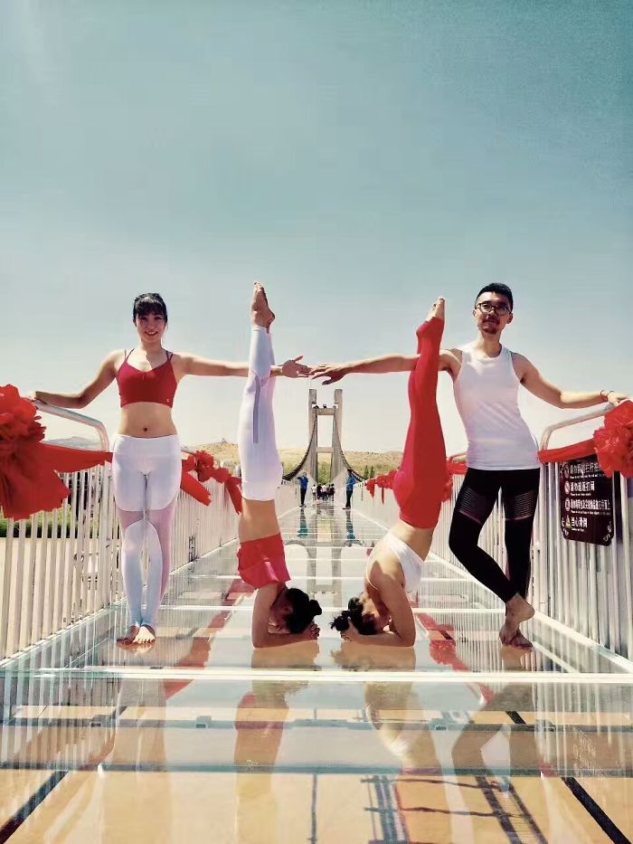 The Glass Bridge In China Will Amaze You With Optical Illusions Painted On The Ground