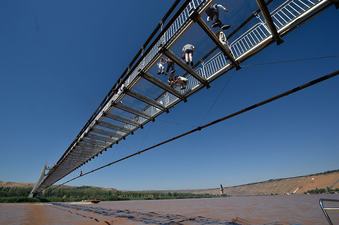 The Glass Bridge In China Will Amaze You With Optical Illusions Painted On The Ground