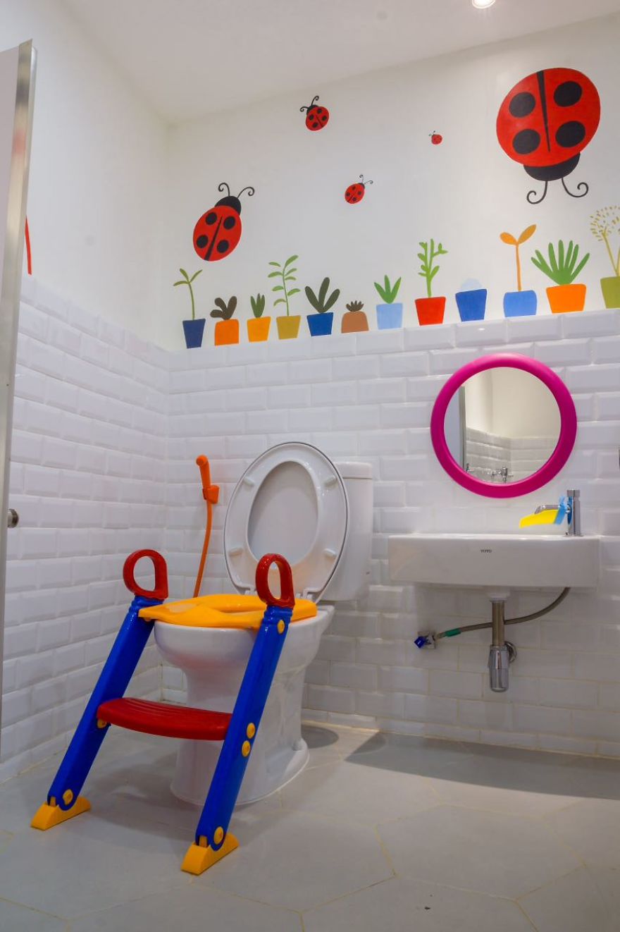 This Mural Made The Toilet Looks Cheerful And Fun