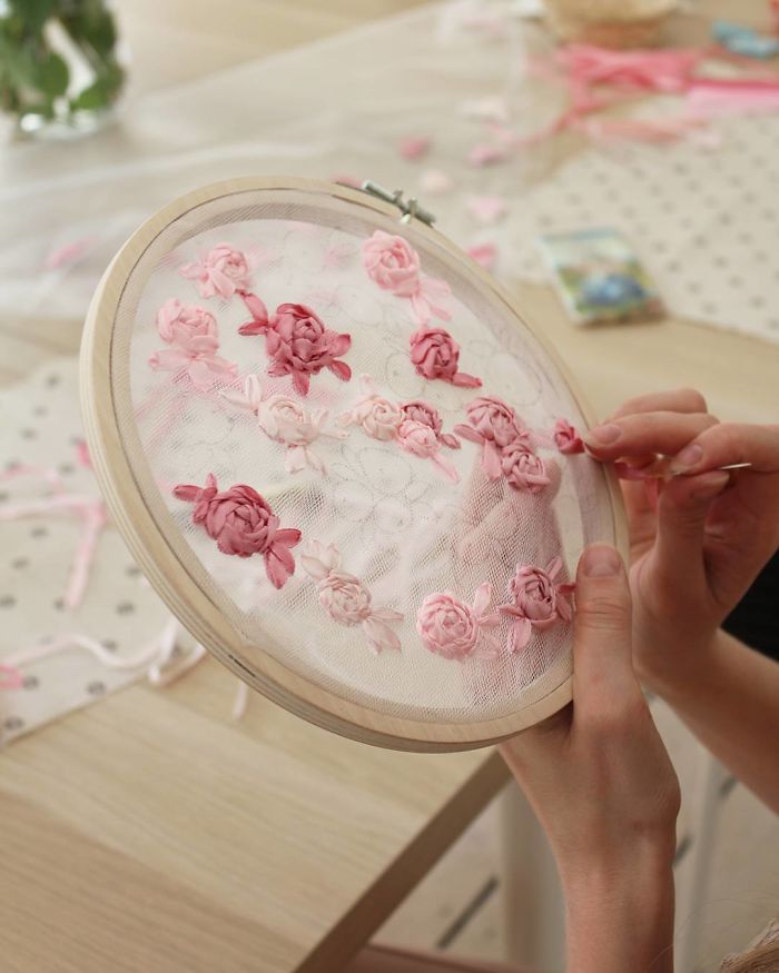 Embroidery Artist Makes Her Designs ‘Float’ In Mid-Air By Using Tulle Embroidery Artist Makes Her Designs ‘Float’ In Mid-Air By Using Tulle