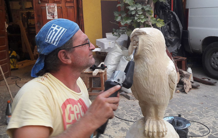 Romanian Artist Uses A Chainsaw To Turn Trees Into Sculptures, And The Result Is Impressive Romanian Artist Uses A Chainsaw To Turn Trees Into Sculptures, And The Result Is Impressive