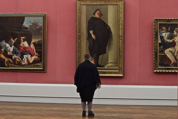 Photographer Spends Eternity Waiting For Museum Visitors To Match Artworks And The Result Is Worth The Wait Photographer Spends Eternity Waiting For Museum Visitors To Match Artworks And The Result Is Worth The Wait
