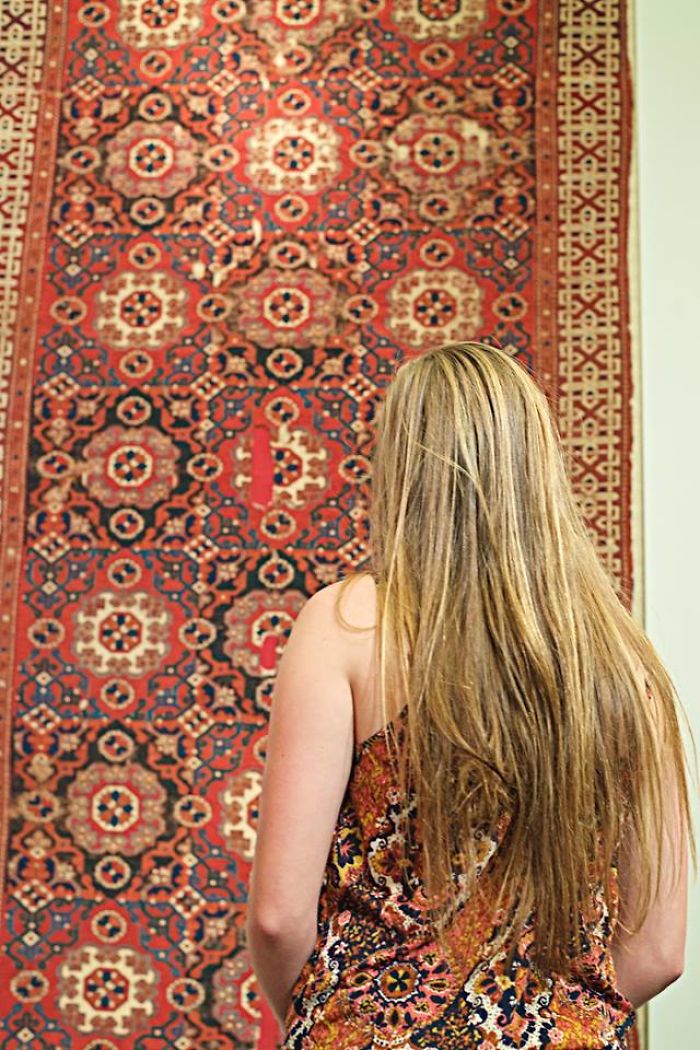 Photographer Spends Eternity Waiting For Museum Visitors To Match Artworks And The Result Is Worth The Wait Photographer Spends Eternity Waiting For Museum Visitors To Match Artworks And The Result Is Worth The Wait