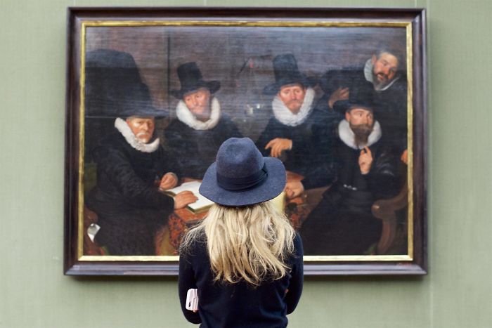 Photographer Spends Eternity Waiting For Museum Visitors To Match Artworks And The Result Is Worth The Wait Photographer Spends Eternity Waiting For Museum Visitors To Match Artworks And The Result Is Worth The Wait