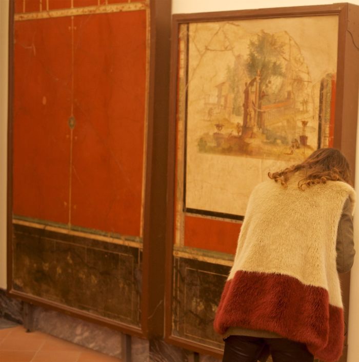 Photographer Spends Eternity Waiting For Museum Visitors To Match Artworks And The Result Is Worth The Wait Photographer Spends Eternity Waiting For Museum Visitors To Match Artworks And The Result Is Worth The Wait