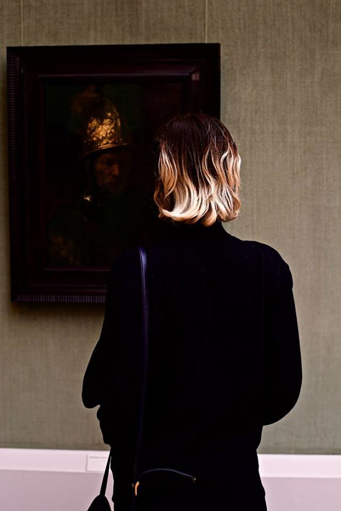 Photographer Spends Eternity Waiting For Museum Visitors To Match Artworks And The Result Is Worth The Wait Photographer Spends Eternity Waiting For Museum Visitors To Match Artworks And The Result Is Worth The Wait