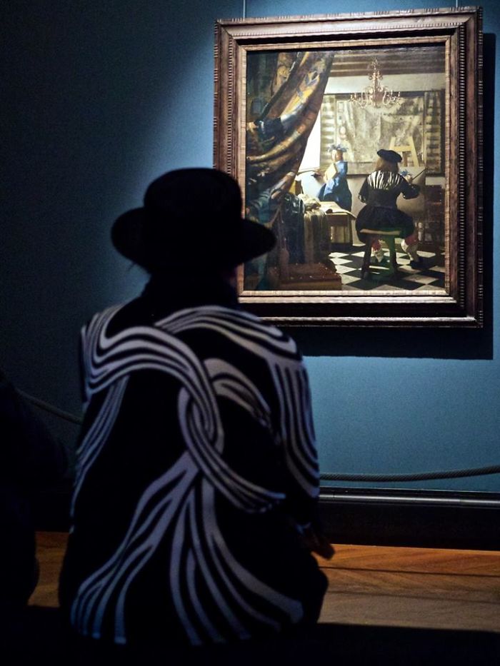 Photographer Spends Eternity Waiting For Museum Visitors To Match Artworks And The Result Is Worth The Wait Photographer Spends Eternity Waiting For Museum Visitors To Match Artworks And The Result Is Worth The Wait