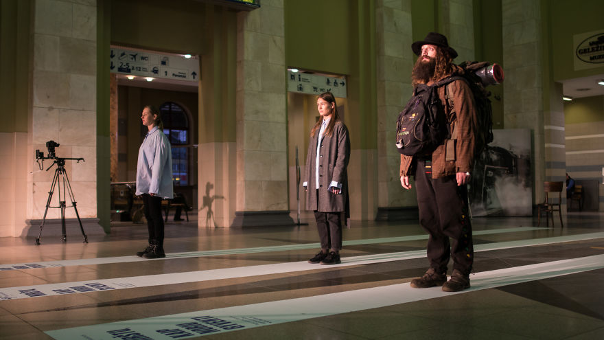 Artists Stood Motionless For 24 Hours To Spread The Message About Organ Donation Artists Stood Motionless For 24 Hours To Spread The Message About Organ Donation