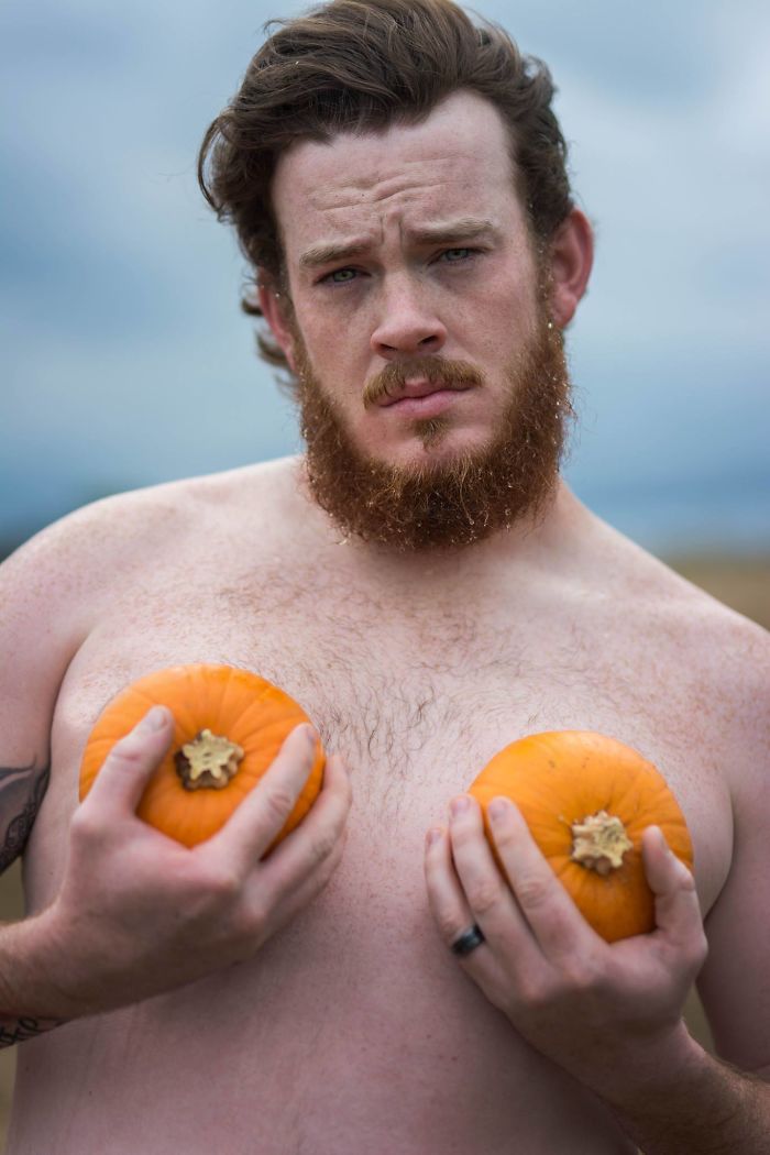 This Husband Did A Pumpkin-Themed Dudeoir Shoot For His Wife, And The Result Will Make Your Heart Beat Faster This Husband Did A Pumpkin-Themed Dudeoir Shoot For His Wife, And The Result Will Make Your Heart Beat Faster