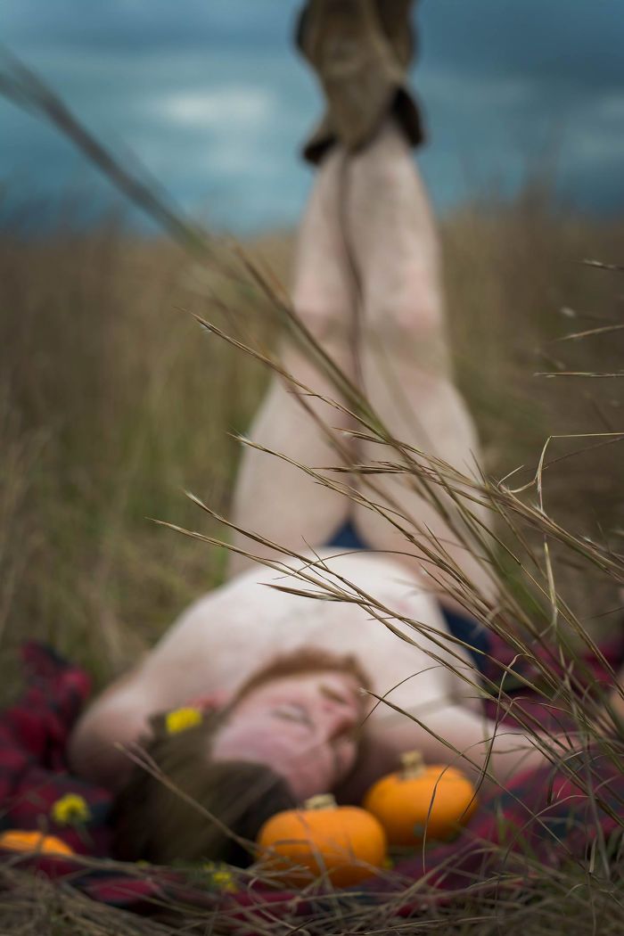 This Husband Did A Pumpkin-Themed Dudeoir Shoot For His Wife, And The Result Will Make Your Heart Beat Faster This Husband Did A Pumpkin-Themed Dudeoir Shoot For His Wife, And The Result Will Make Your Heart Beat Faster