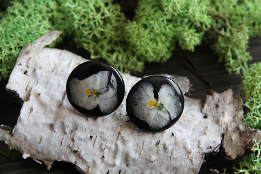 I Capture The Beauty Of Woodlands And Meadows In Resin Jewelry I Capture The Beauty Of Woodlands And Meadows In Resin Jewelry