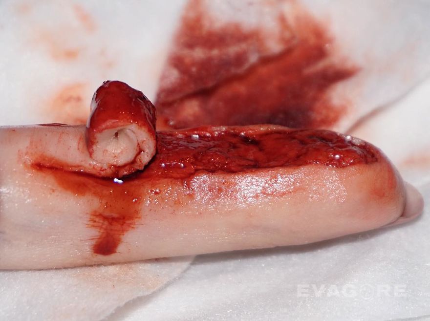 Artist Creates Hyper-Realistic Makeup That Will Leave You With Chills Artist Creates Hyper-Realistic Makeup That Will Leave You With Chills