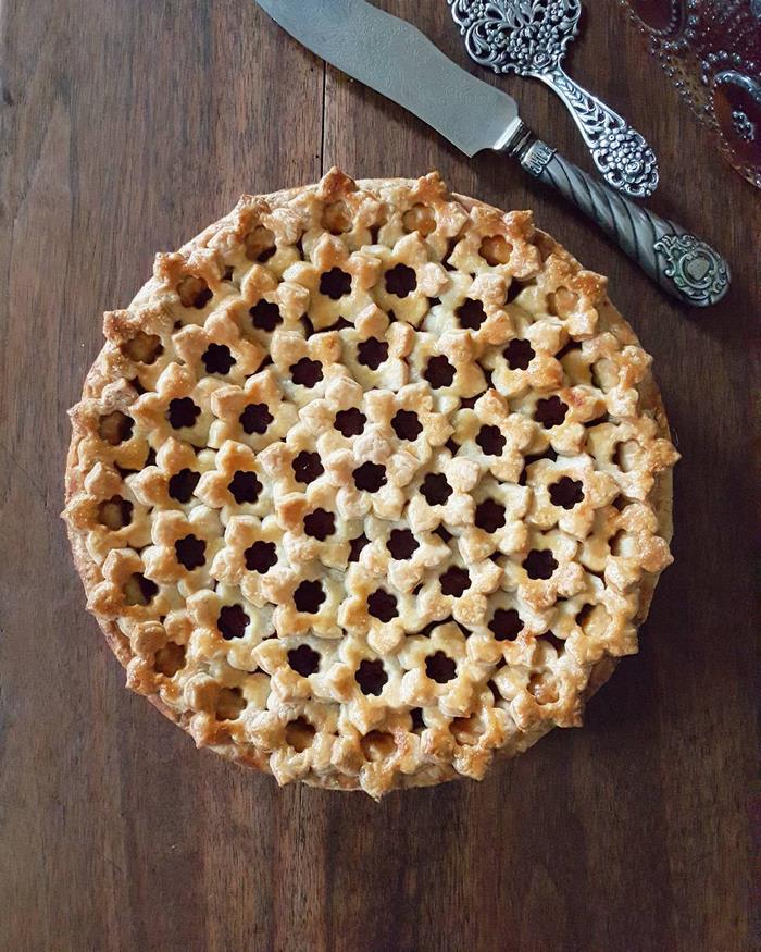 Baker Shows Before & After Pics Of Her Awesome Pie Crusts, And The Result Is Too Pretty To Eat Baker Shows Before & After Pics Of Her Awesome Pie Crusts, And The Result Is Too Pretty To Eat