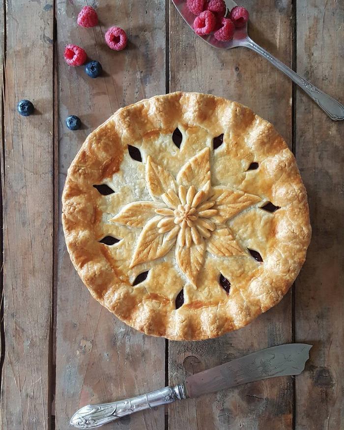 Baker Shows Before & After Pics Of Her Awesome Pie Crusts, And The Result Is Too Pretty To Eat Baker Shows Before & After Pics Of Her Awesome Pie Crusts, And The Result Is Too Pretty To Eat