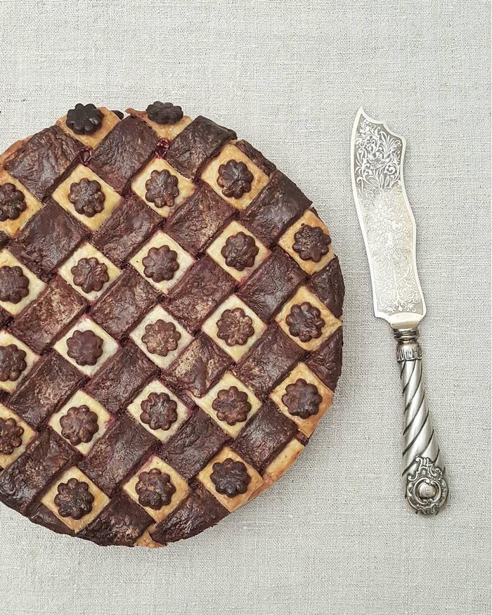 Baker Shows Before & After Pics Of Her Awesome Pie Crusts, And The Result Is Too Pretty To Eat Baker Shows Before & After Pics Of Her Awesome Pie Crusts, And The Result Is Too Pretty To Eat