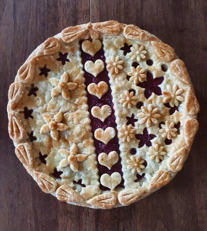 Baker Shows Before & After Pics Of Her Awesome Pie Crusts, And The Result Is Too Pretty To Eat Baker Shows Before & After Pics Of Her Awesome Pie Crusts, And The Result Is Too Pretty To Eat