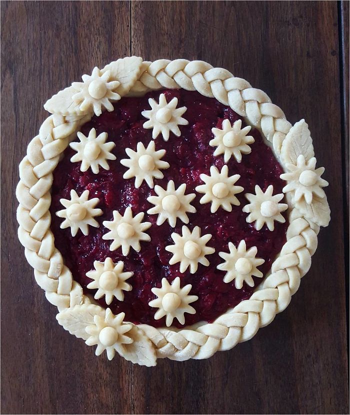 Baker Shows Before & After Pics Of Her Awesome Pie Crusts, And The Result Is Too Pretty To Eat Baker Shows Before & After Pics Of Her Awesome Pie Crusts, And The Result Is Too Pretty To Eat
