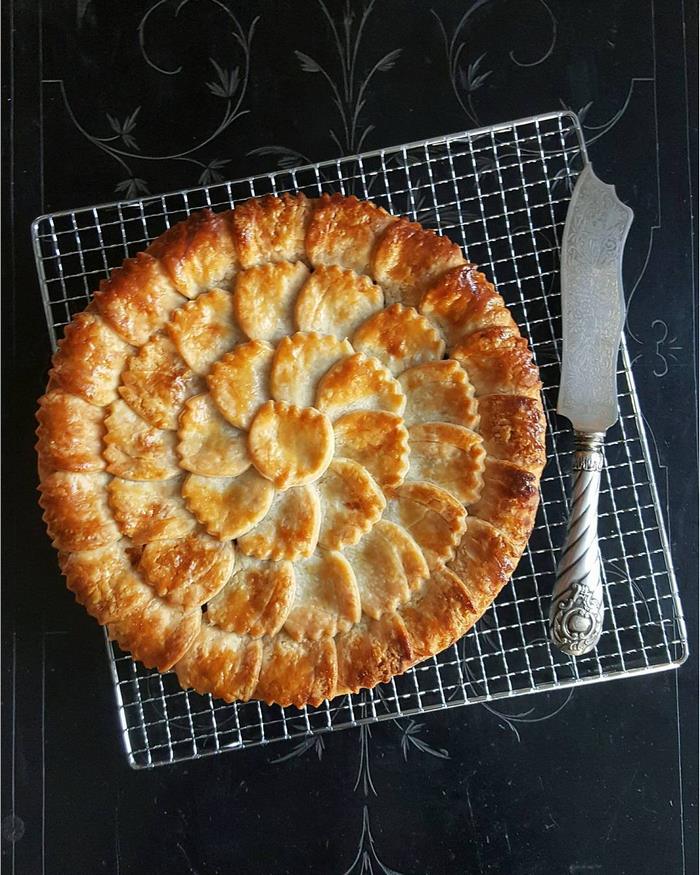 Baker Shows Before & After Pics Of Her Awesome Pie Crusts, And The Result Is Too Pretty To Eat Baker Shows Before & After Pics Of Her Awesome Pie Crusts, And The Result Is Too Pretty To Eat