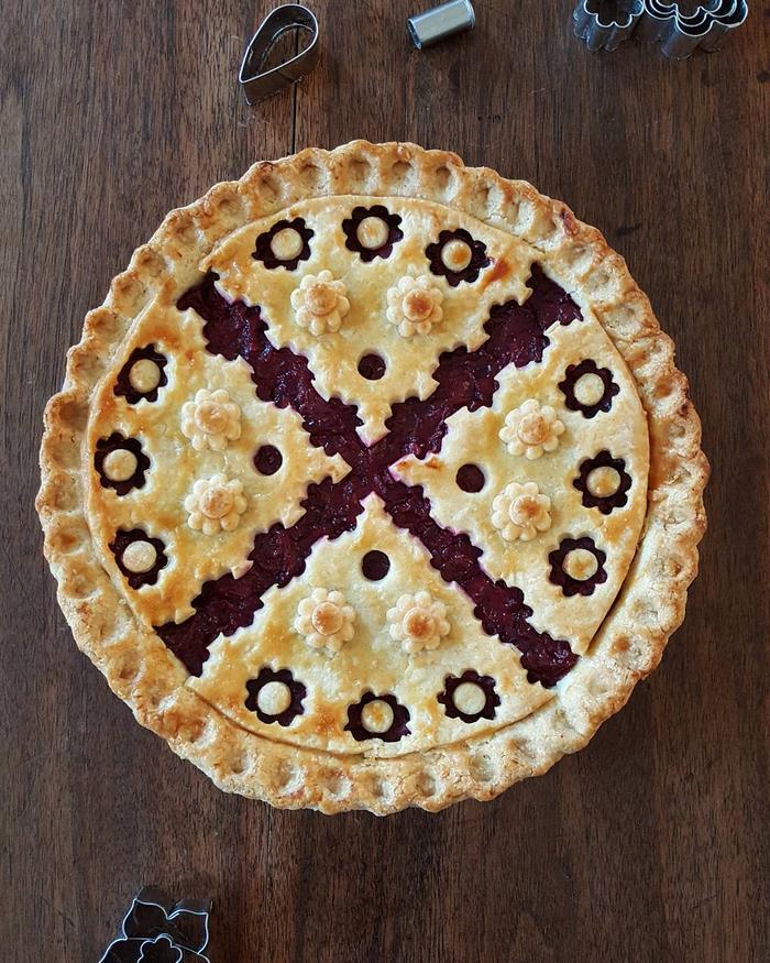 Baker Shows Before & After Pics Of Her Awesome Pie Crusts, And The Result Is Too Pretty To Eat Baker Shows Before & After Pics Of Her Awesome Pie Crusts, And The Result Is Too Pretty To Eat