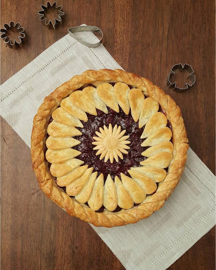 Baker Shows Before & After Pics Of Her Awesome Pie Crusts, And The Result Is Too Pretty To Eat Baker Shows Before & After Pics Of Her Awesome Pie Crusts, And The Result Is Too Pretty To Eat