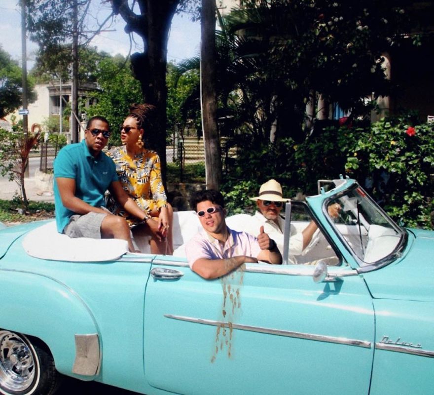 Guy Keeps Photoshopping Himself Into Celebrities&#8217; Lives, And We Can&#8217;t Stop Laughing