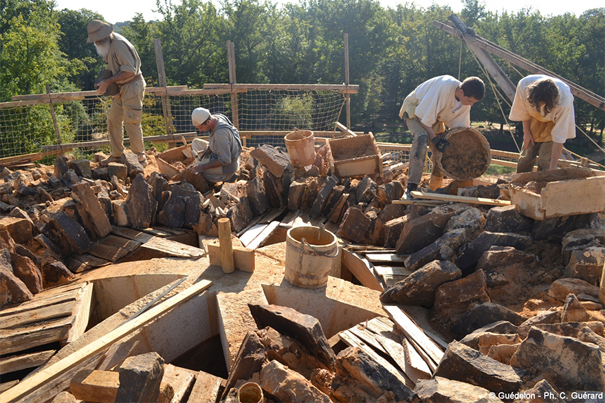For 20 Years The French Have Been Building A Medieval Castle Using Medieval Techniques, And The Result Is Incredible For 20 Years The French Have Been Building A Medieval Castle Using Medieval Techniques, And The Result Is Incredible
