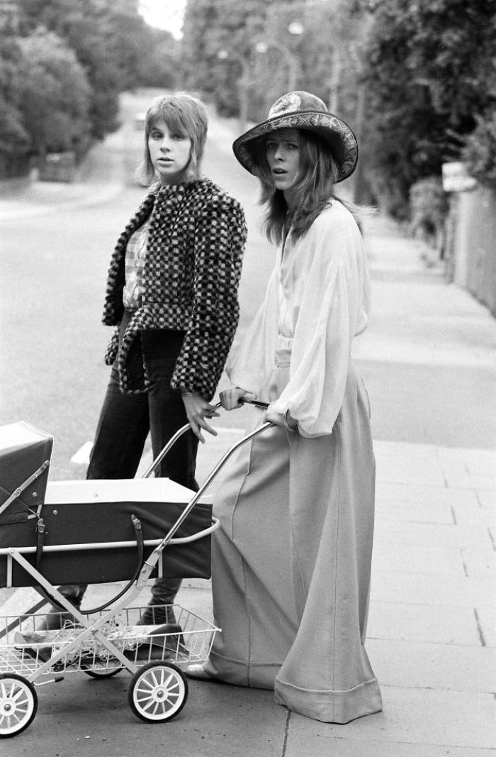 Rare Photos From 1971 Show David Bowie And His Ex-Wife Taking Their Son Zowie For A Walk