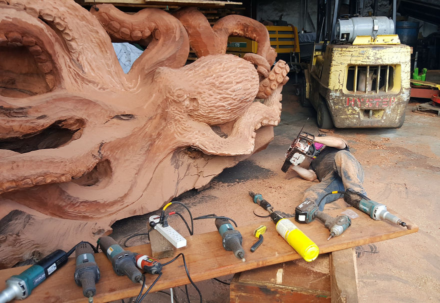 Chainsaw Artist Carves Fallen Redwood Tree Into Giant Sea Creature Chainsaw Artist Carves Fallen Redwood Tree Into Giant Sea Creature