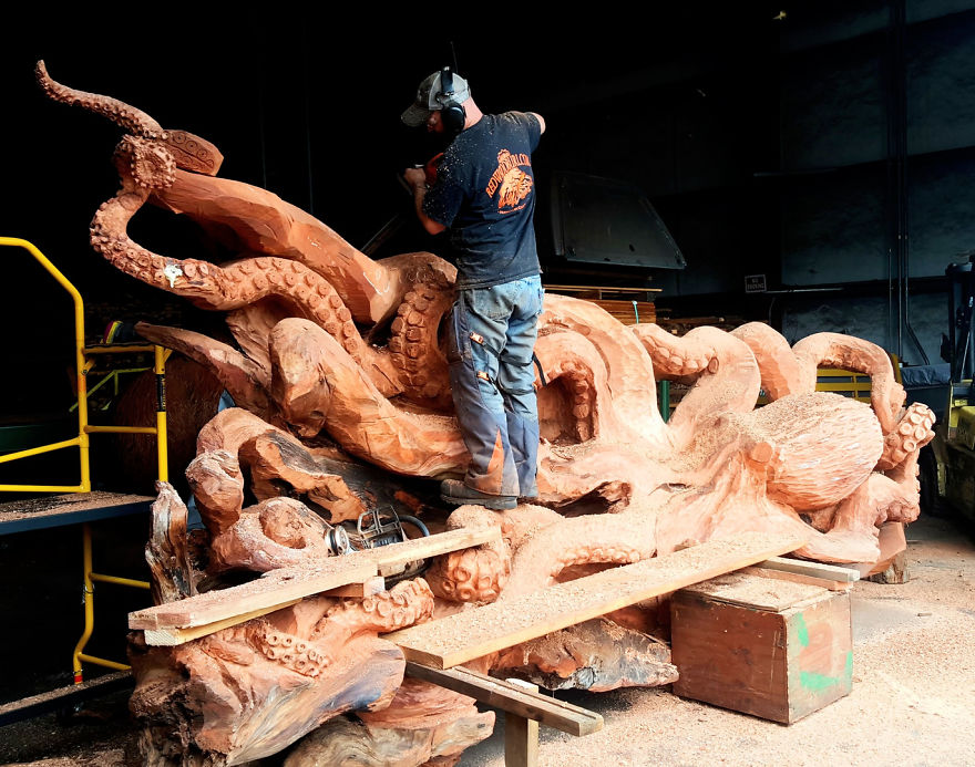 Chainsaw Artist Carves Fallen Redwood Tree Into Giant Sea Creature Chainsaw Artist Carves Fallen Redwood Tree Into Giant Sea Creature