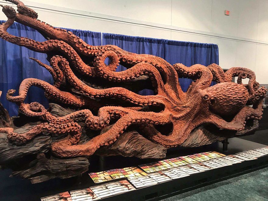 Chainsaw Artist Carves Fallen Redwood Tree Into Giant Sea Creature Chainsaw Artist Carves Fallen Redwood Tree Into Giant Sea Creature