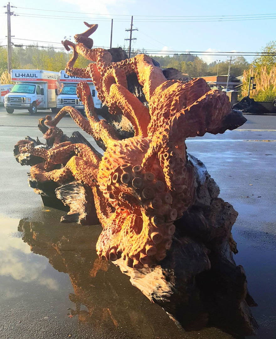 Chainsaw Artist Carves Fallen Redwood Tree Into Giant Sea Creature Chainsaw Artist Carves Fallen Redwood Tree Into Giant Sea Creature