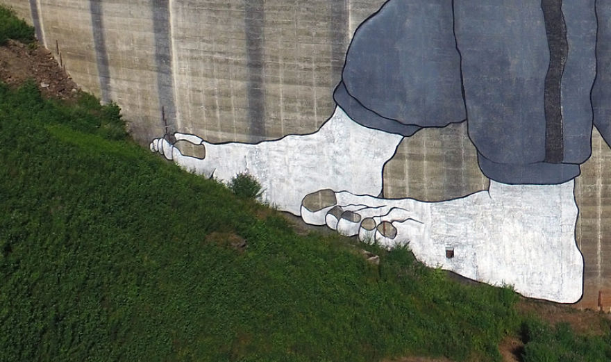 Artists Made A Mural On An Abandoned Dam To Represent Refugees In France Artists Made A Mural On An Abandoned Dam To Represent Refugees In France
