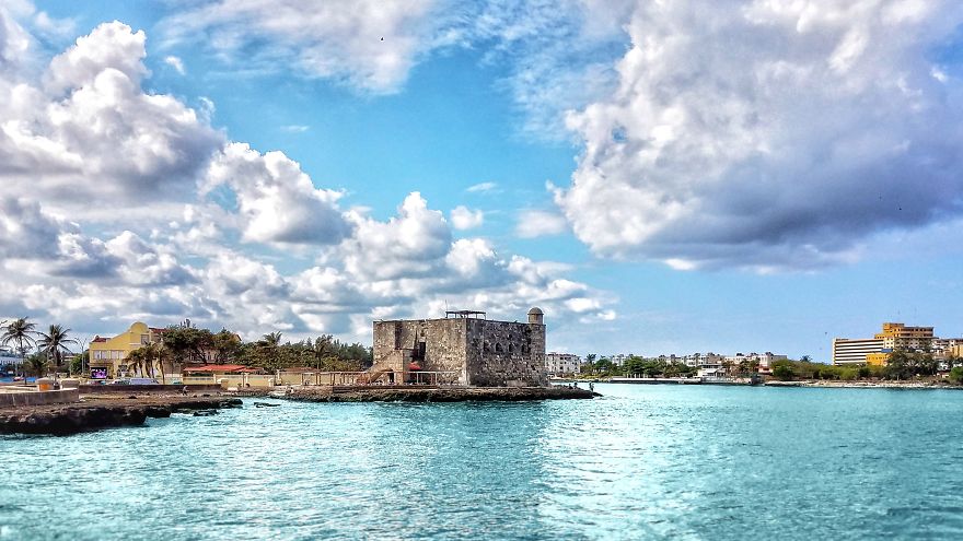 I Took Holiday Pictures Of The Beautiful Havana Using My Phone