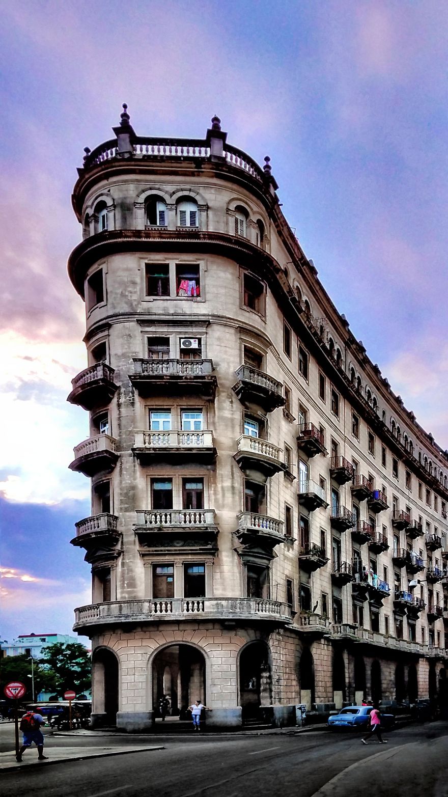 I Took Holiday Pictures Of The Beautiful Havana Using My Phone