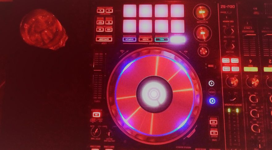 This Instagram Account Captures Surprising “Morning After” Tables This Instagram Account Captures Surprising “Morning After” Tables