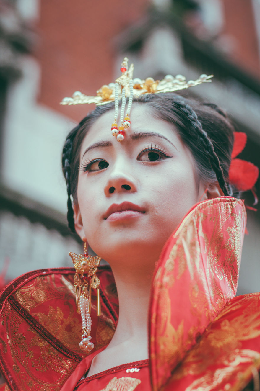 Photographer Enters The Parade Without Permission To Capture Portraits During Chinese Spring Festival In Milan Photographer Enters The Parade Without Permission To Capture Portraits During Chinese Spring Festival In Milan