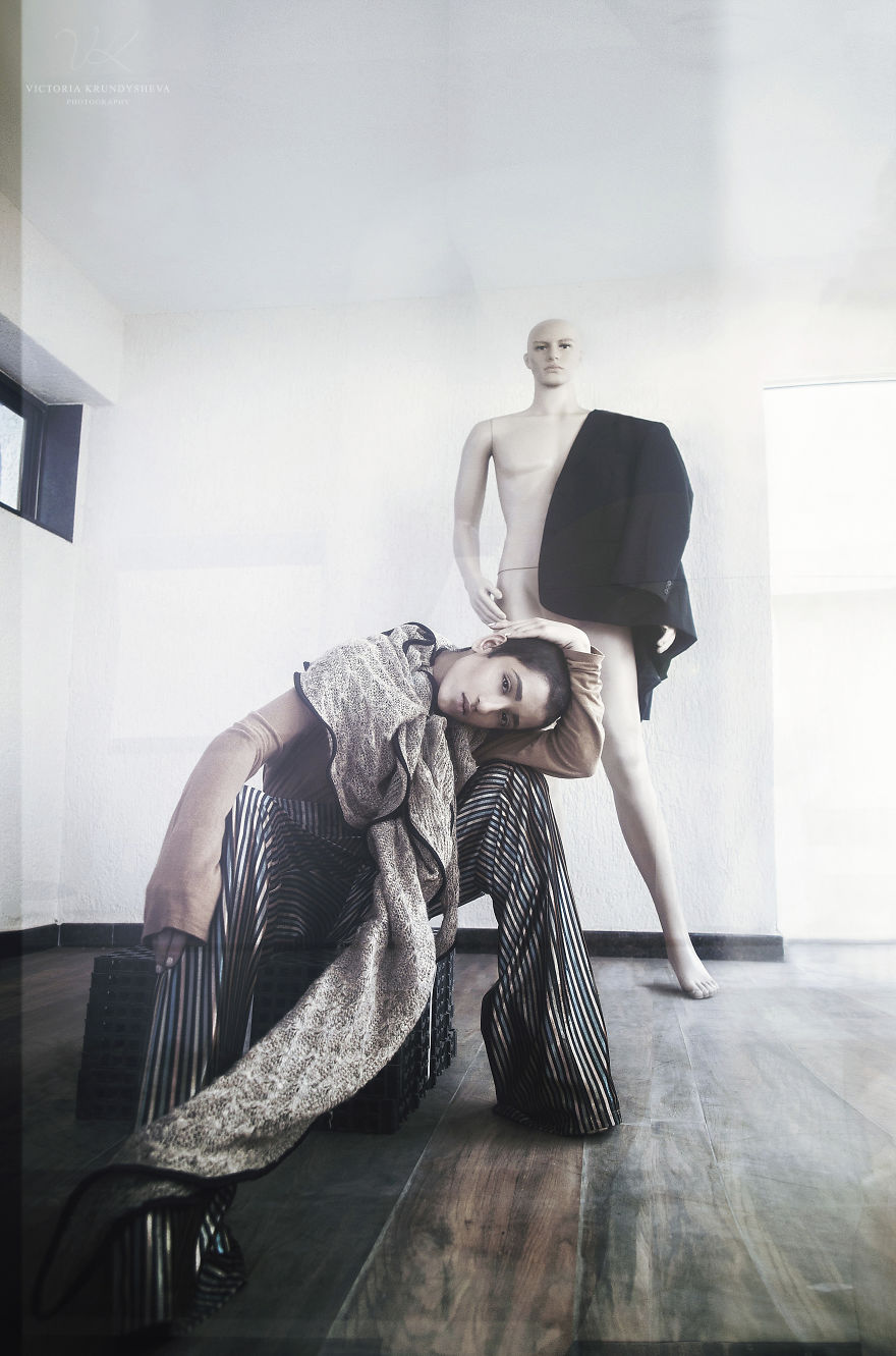 “The Glass Walls” – What It Feels Like To Be A Part Of Social Media Culture Of Exhibitionism “The Glass Walls” – What It Feels Like To Be A Part Of Social Media Culture Of Exhibitionism