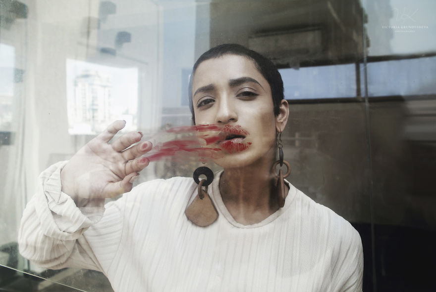 “The Glass Walls” – What It Feels Like To Be A Part Of Social Media Culture Of Exhibitionism “The Glass Walls” – What It Feels Like To Be A Part Of Social Media Culture Of Exhibitionism