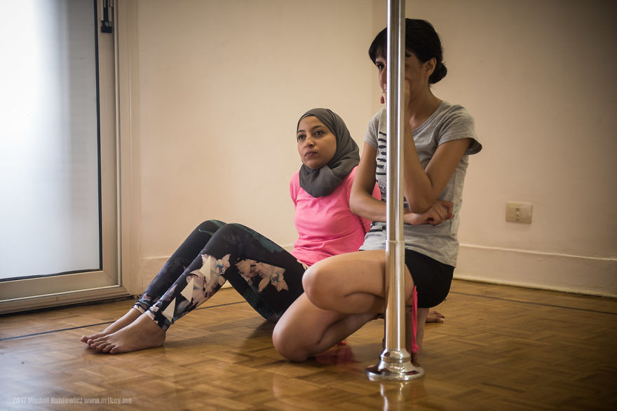 How Muslim Women Use Pole Dancing To Gain Confidence How Muslim Women Use Pole Dancing To Gain Confidence