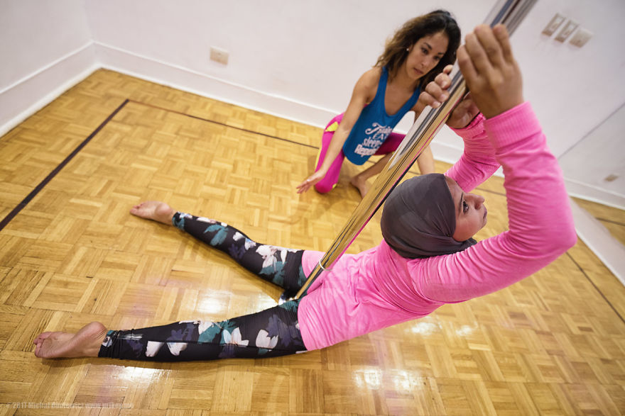 How Muslim Women Use Pole Dancing To Gain Confidence How Muslim Women Use Pole Dancing To Gain Confidence